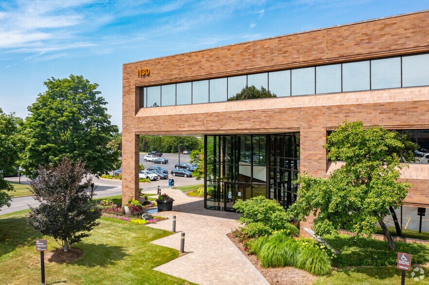 1130 W Lake Cook Rd, Buffalo Grove, IL à louer - Photo du bâtiment - Image 2 de 16