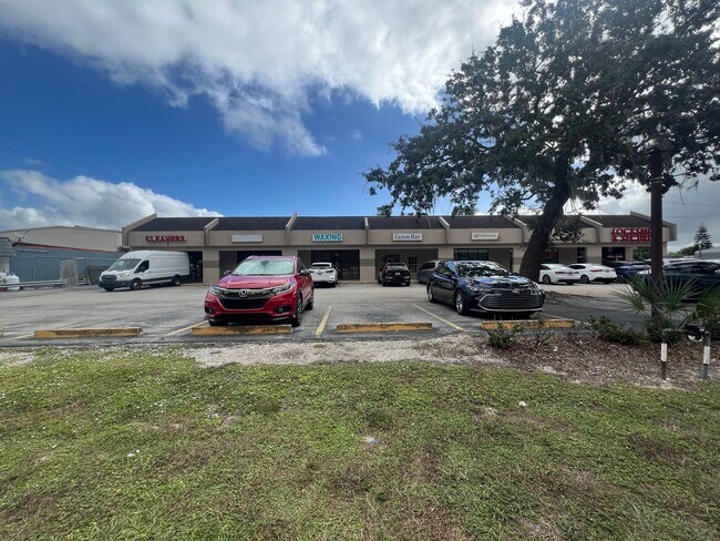 More details for 111-123 N Kings Ave, Brandon, FL - Retail for Lease
