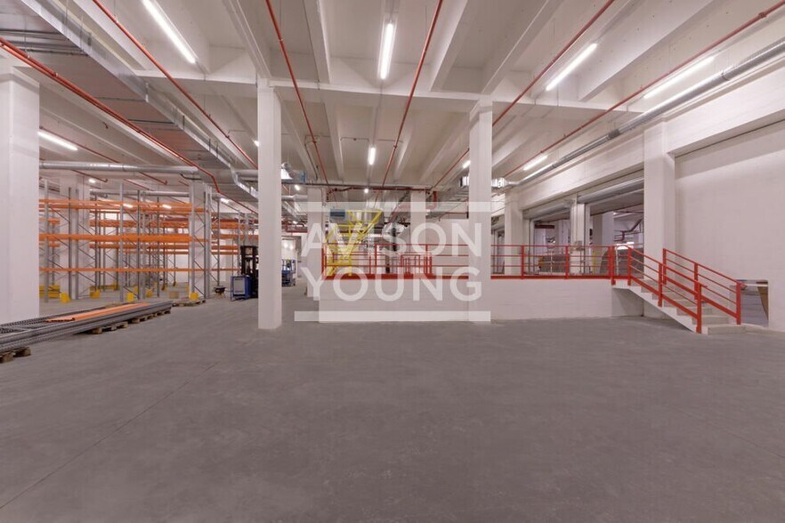 Industrial in Paris for lease - Interior Photo - Image 2 of 6