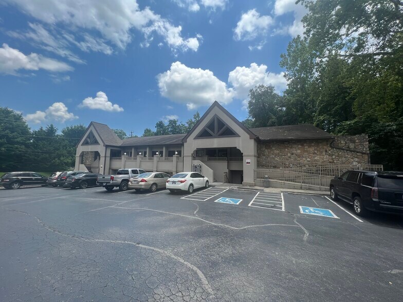 6906 Kingston Pike, Knoxville, TN à louer - Photo du bâtiment - Image 3 de 6