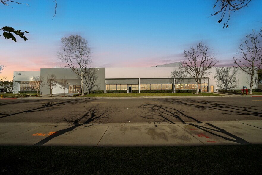 7101 Village Dr, Buena Park, CA à vendre - Photo du bâtiment - Image 2 de 14
