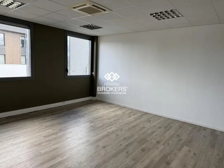 Office in Sainte-Foy-lès-Lyon for sale - Interior Photo - Image 2 of 8