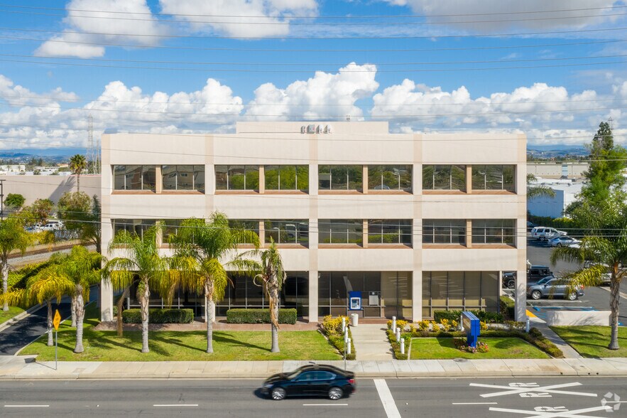 303 W Katella Ave, Orange, CA à louer - Photo du bâtiment - Image 2 de 9