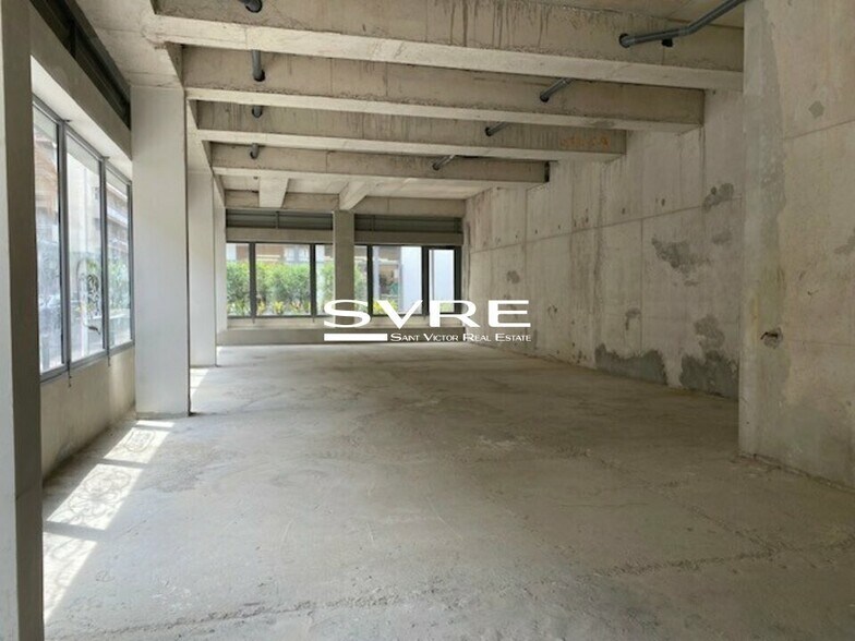Retail in Marseille for lease - Interior Photo - Image 2 of 12