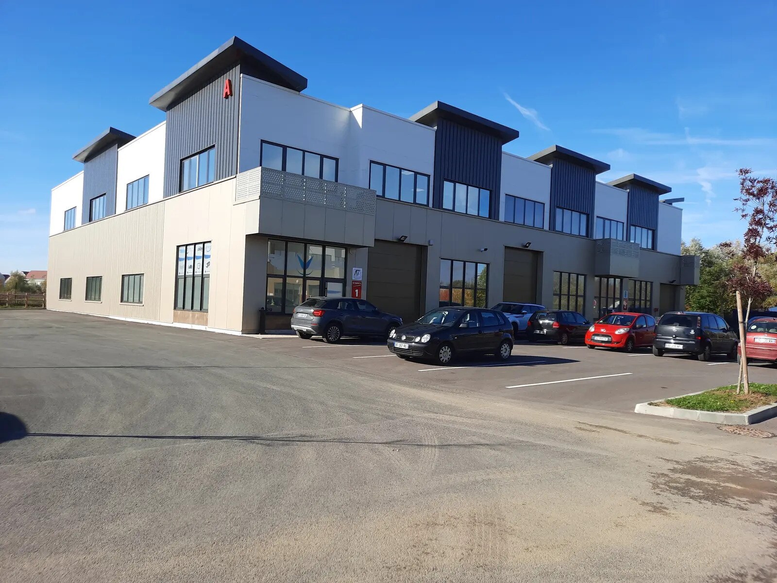 Local d'activités dans Saint-Pierre-du-Perray à vendre Photo du bâtiment- Image 1 de 6