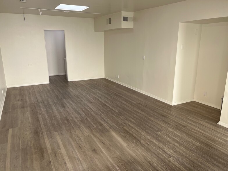 2435 E Coast Hwy, Corona Del Mar, CA for lease - Interior Photo - Image 3 of 6