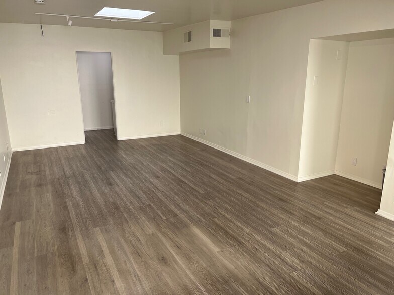 2435 E Coast Hwy, Corona Del Mar, CA à louer - Photo intérieure - Image 3 de 6