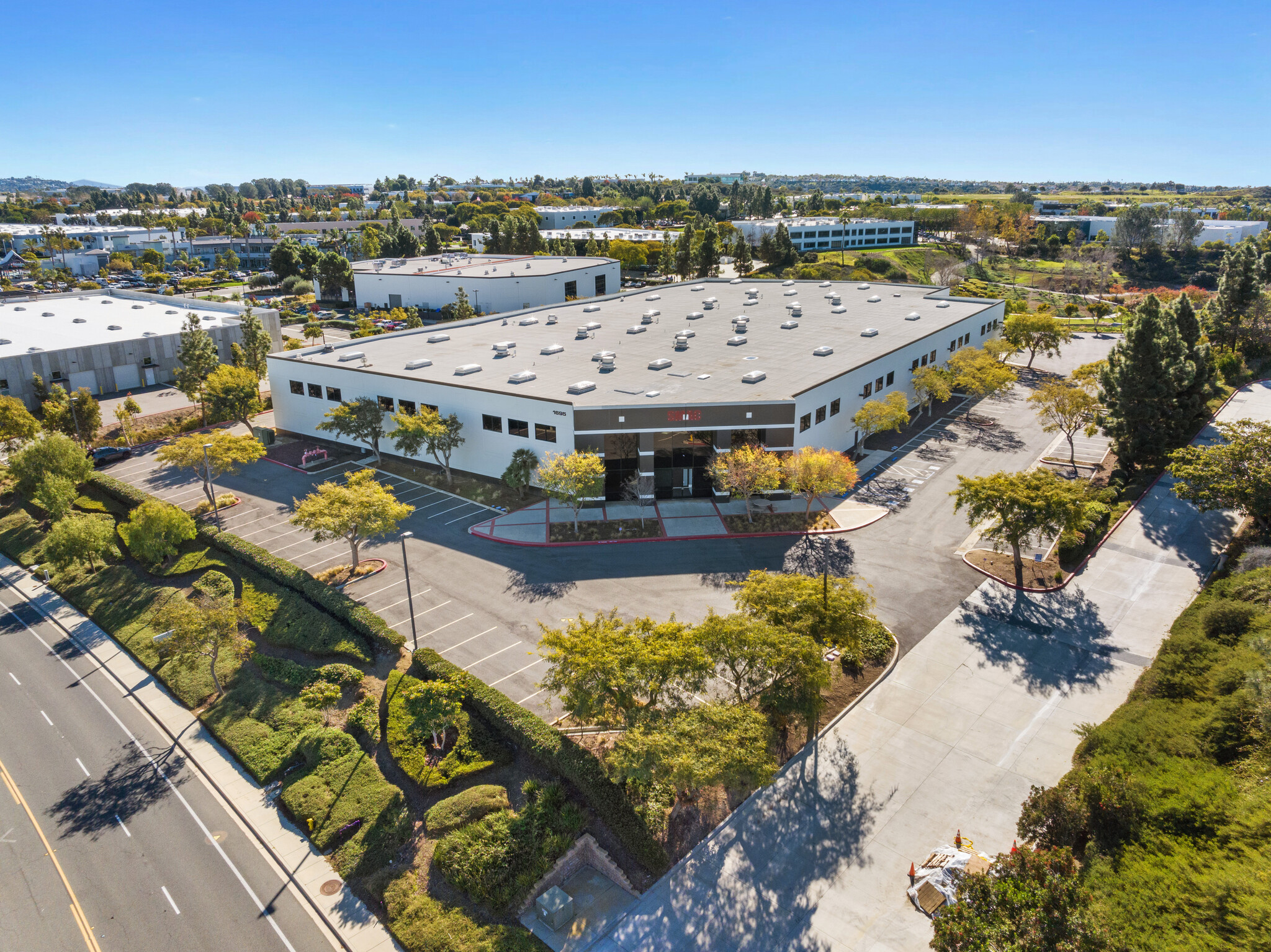 1695 Faraday Ave, Carlsbad, CA à vendre Photo du b timent- Image 1 de 6