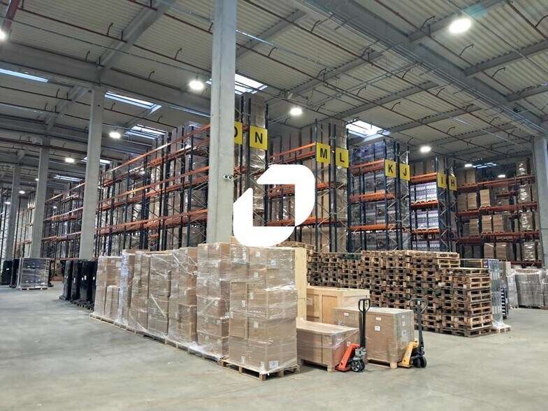 Industrial in Compans for lease - Building Photo - Image 3 of 8