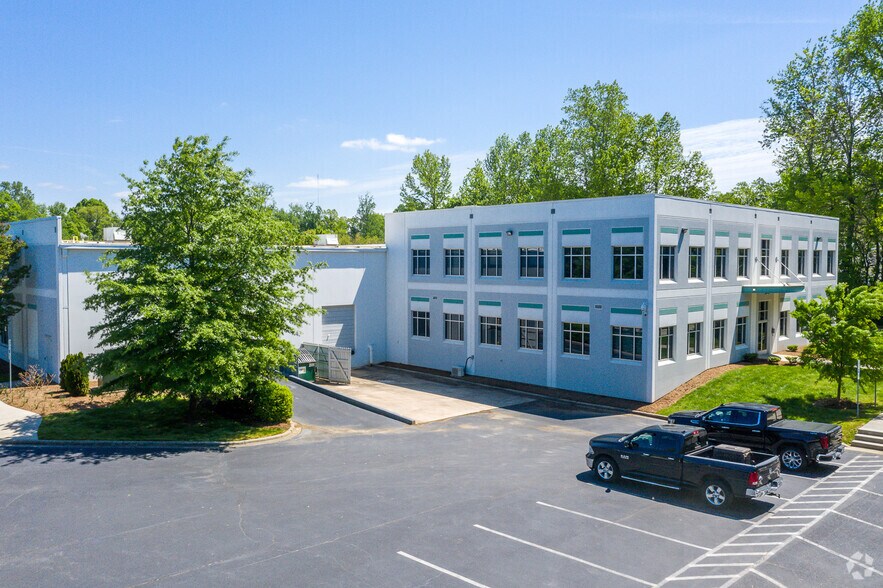 9820 Northcross Center Ct, Huntersville, NC à louer - Photo du bâtiment - Image 3 de 11