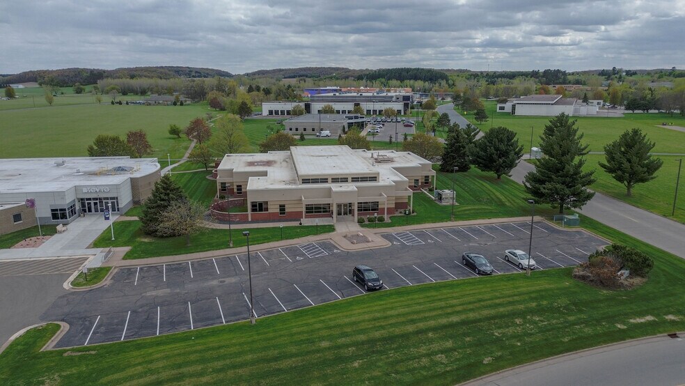 401 Technology Dr E, Menomonie, WI à vendre - Photo du bâtiment - Image 1 de 27