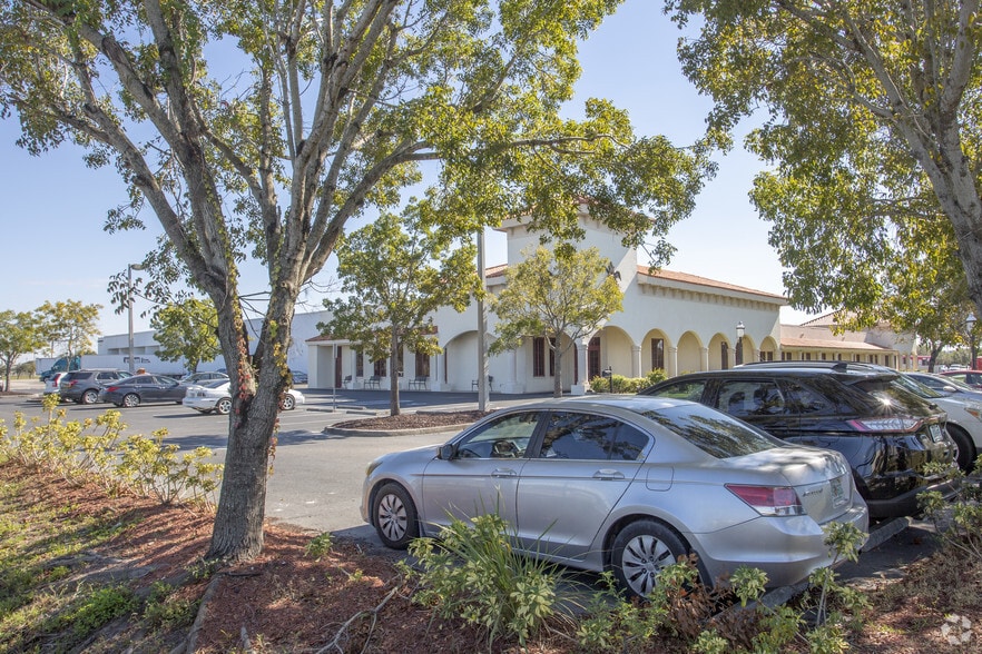 2996 Hanson St, Fort Myers, FL for lease - Building Photo - Image 2 of 4