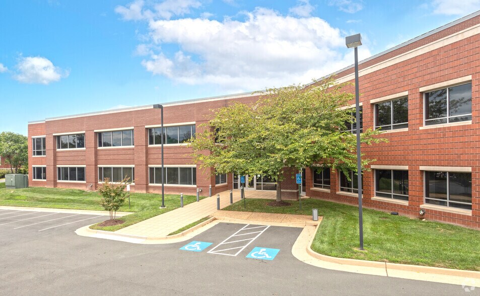 4530 Walney Rd, Chantilly, VA à louer - Photo du bâtiment - Image 3 de 5