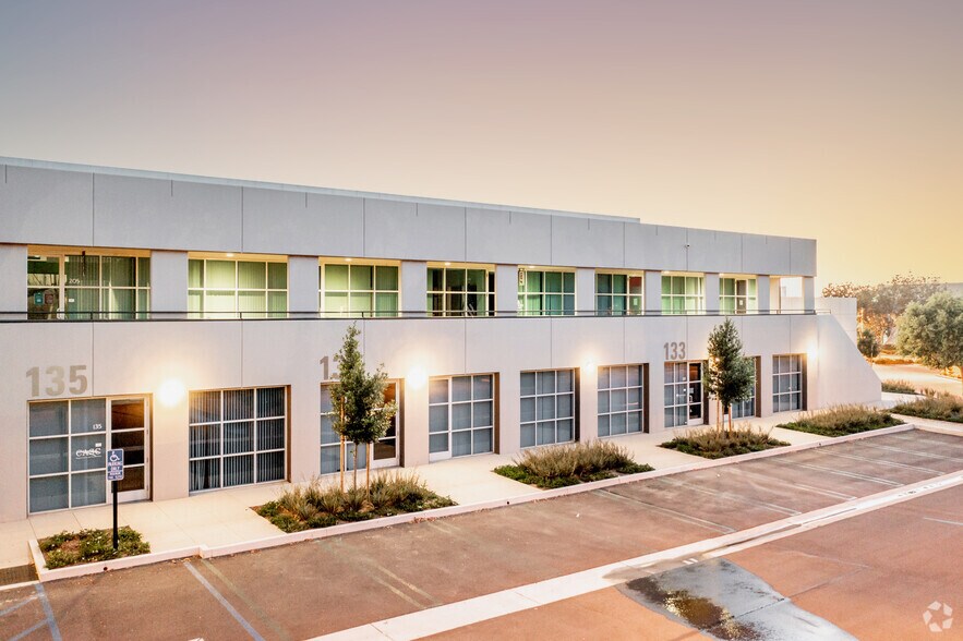 18 Technology Dr, Irvine, CA à louer - Photo du bâtiment - Image 2 de 7