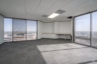 333 N Sam Houston Pky E, Houston, TX à louer Photo intérieure- Image 2 de 6