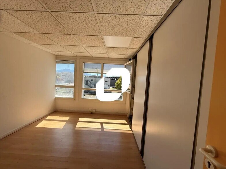 Office in Seyssins for lease - Interior Photo - Image 2 of 6
