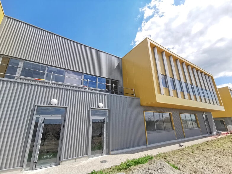 Flex in Reims for lease - Building Photo - Image 3 of 25