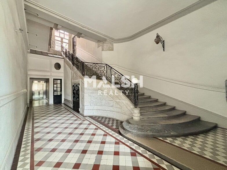 Office in Lyon for lease - Lobby - Image 2 of 8