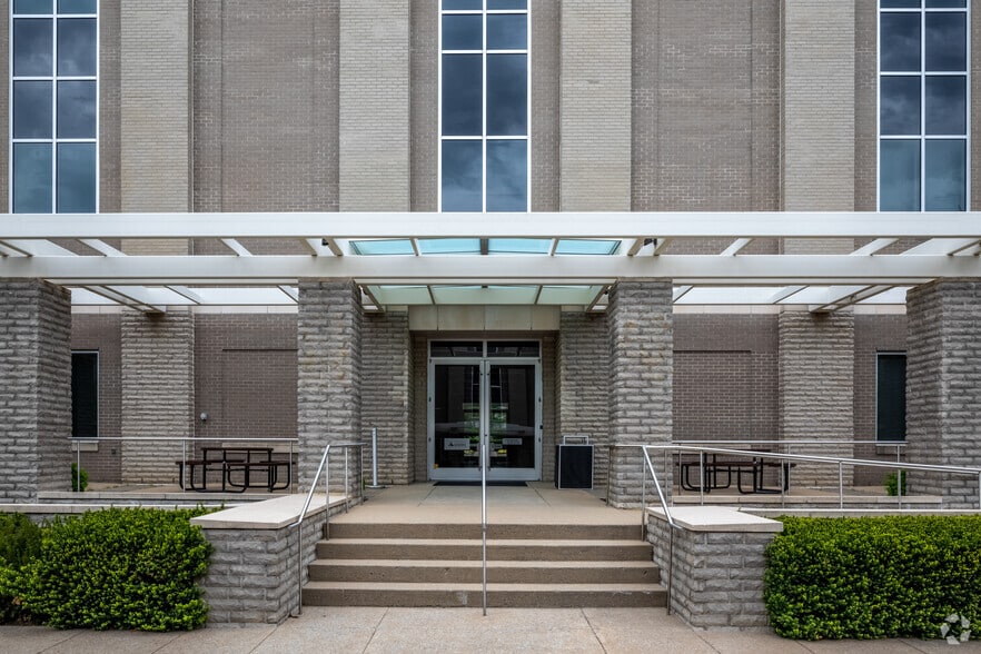 100 Bluegrass Commons Blvd, Hendersonville, TN for lease - Building Photo - Image 3 of 8