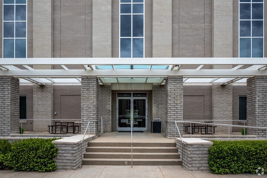 100 Bluegrass Commons Blvd, Hendersonville, TN à louer - Photo du bâtiment - Image 3 de 8