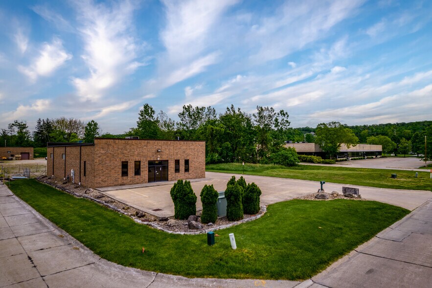 9552 York Alpha Dr, North Royalton, OH à vendre - Photo du bâtiment - Image 3 de 43