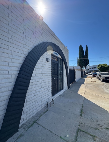 14747 Lull St, Van Nuys, CA for lease - Building Photo - Image 3 of 11