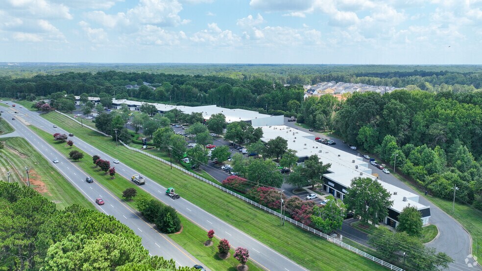 5009-5015 W WT Harris Blvd, Charlotte, NC à louer - Aérien - Image 3 de 18