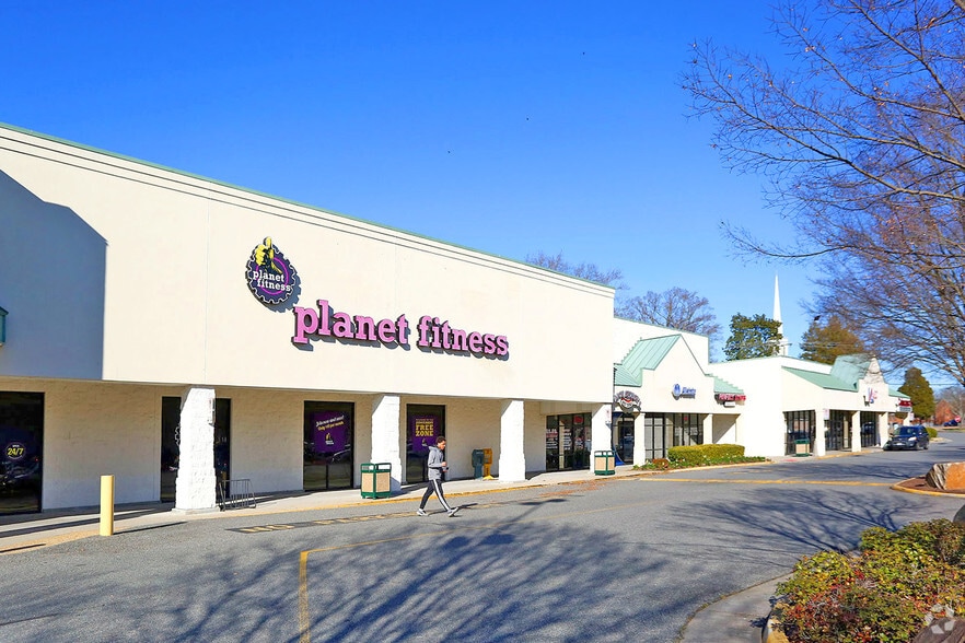 301-309 Oyster Point Rd, Newport News, VA for lease - Building Photo - Image 3 of 7