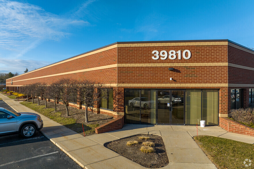 39810 Grand River Ave, Novi, MI for lease - Building Photo - Image 1 of 9