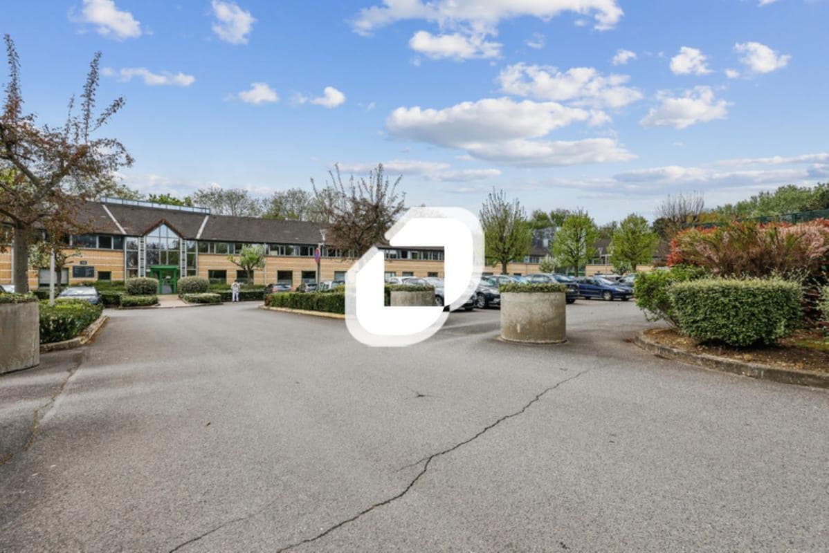 Office in Champs-sur-Marne for lease Building Photo- Image 1 of 4