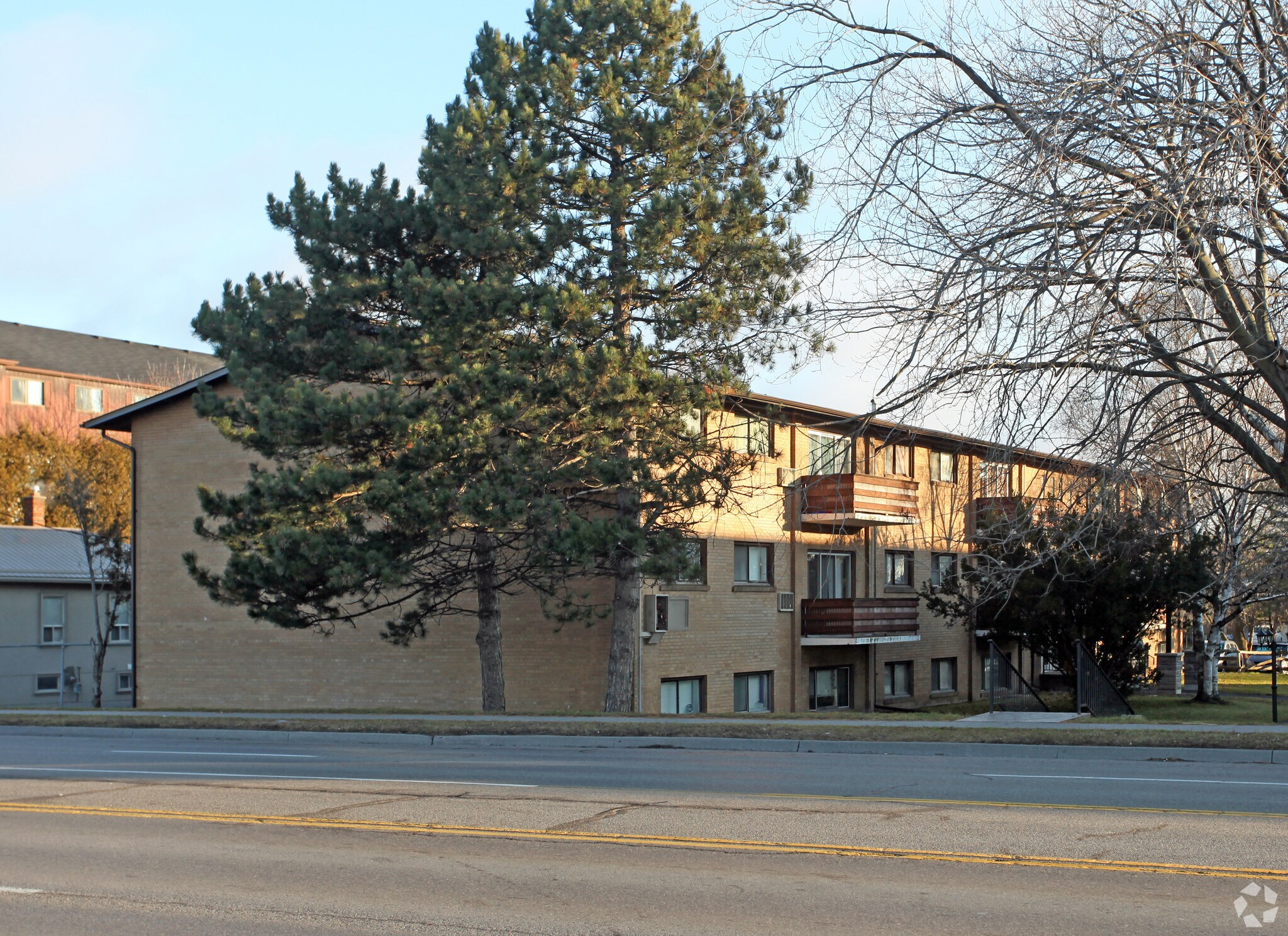 949 Simcoe St N, Oshawa, ON for sale Primary Photo- Image 1 of 1