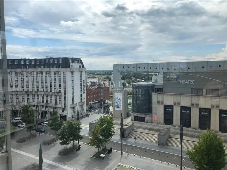 Bureau dans Montigny-le-Bretonneux à louer - Photo du bâtiment - Image 3 de 9