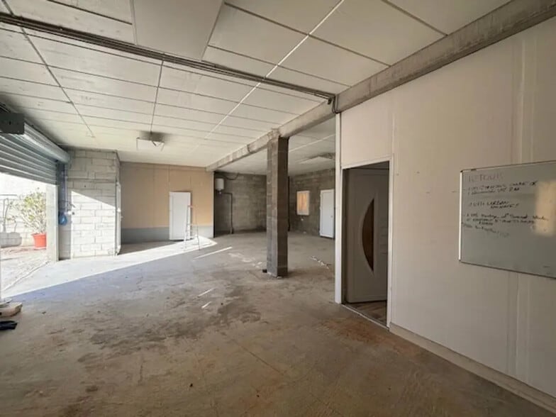 Flex in Lunel for lease - Building Photo - Image 3 of 5