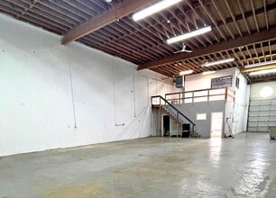 12120 Vulcan Way, Richmond, BC à louer Photo intérieure- Image 1 de 2