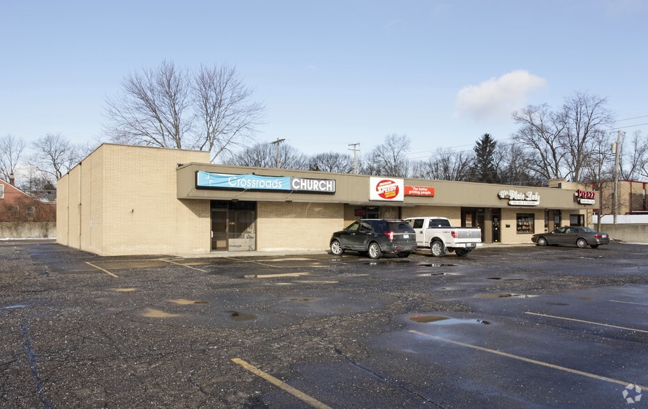 16325-16349 Middlebelt Rd, Livonia, MI for lease - Primary Photo - Image 1 of 8