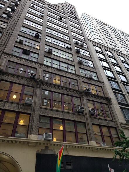306 W 38th St, New York, NY à louer - Photo du bâtiment - Image 3 de 10