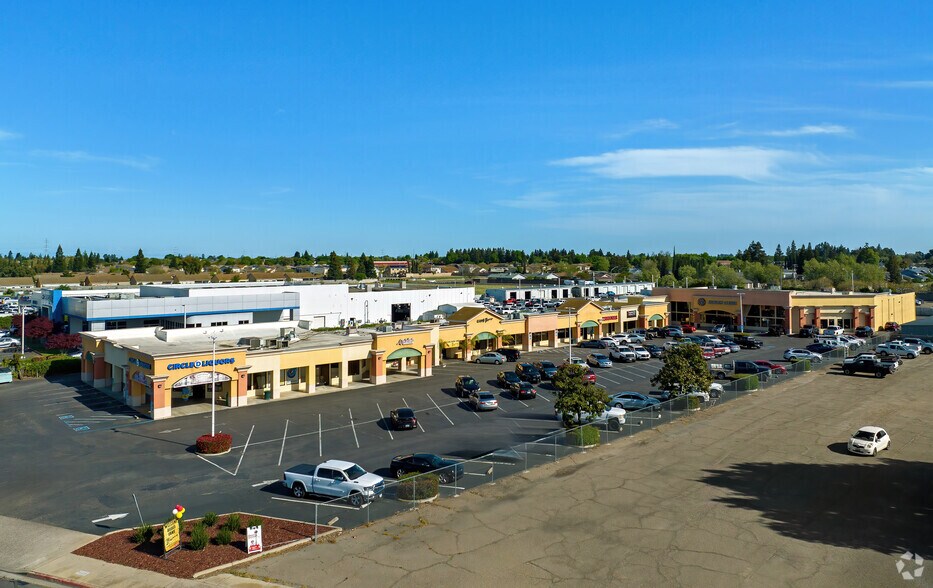 1275 E F St, Oakdale, CA à vendre - Photo du bâtiment - Image 1 de 11