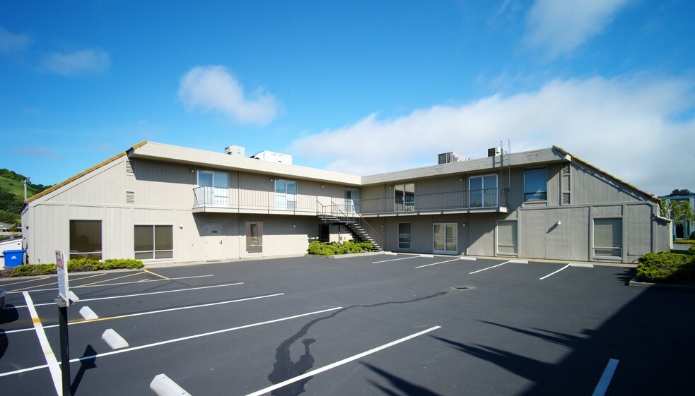 70 Mitchell Blvd, San Rafael, CA à louer - Photo du bâtiment - Image 3 de 6