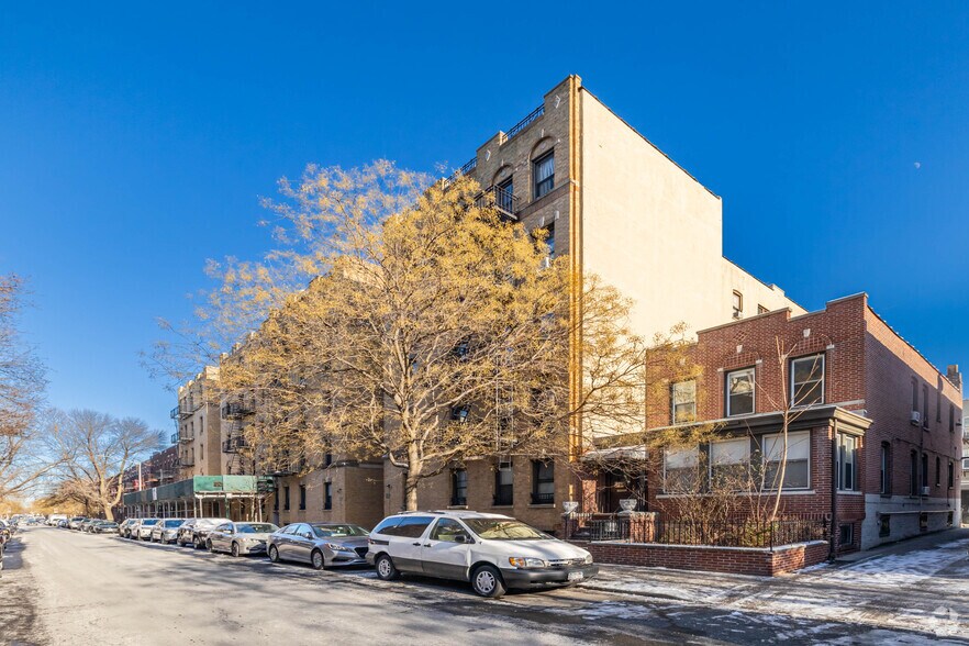 31-53 34th St, Astoria, NY à vendre - Photo du bâtiment - Image 2 de 5