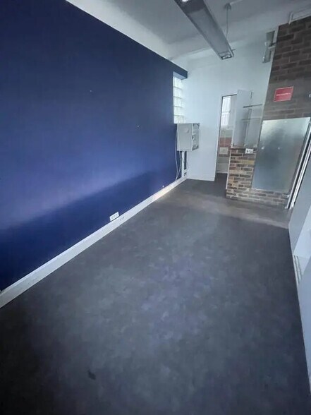 Commerce de détail dans Rueil-Malmaison à louer - Photo du bâtiment - Image 3 de 34