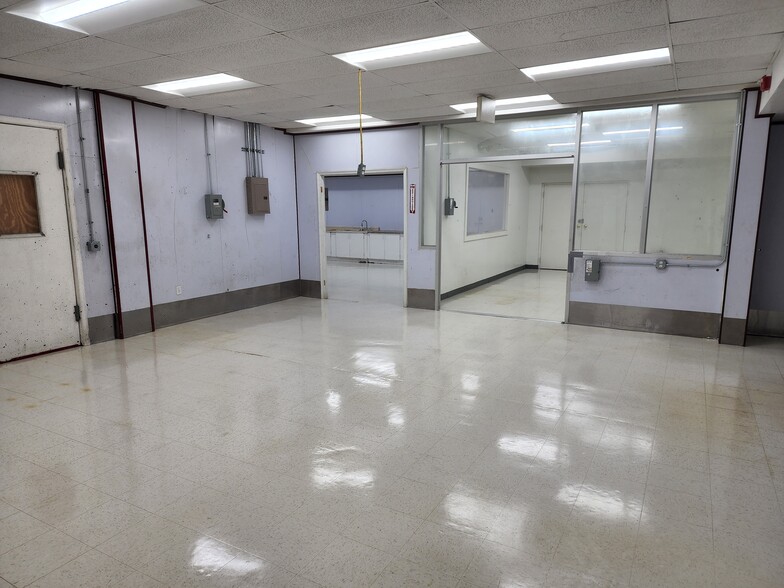 10739-10741 Tucker St, Beltsville, MD for lease - Interior Photo - Image 3 of 12