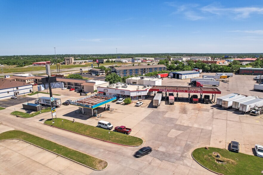 4600 NE 120th St - Portfolio portefeuille de 3 propriétés à vendre sur LoopNet.ca - Photo du bâtiment - Image 2 de 5