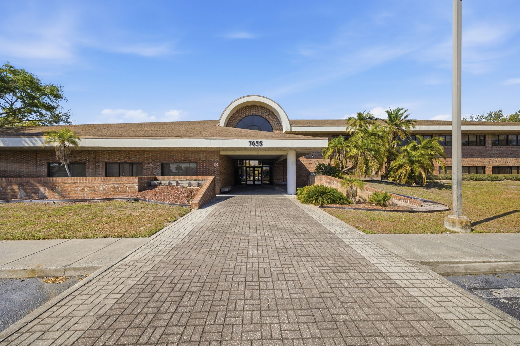 7655 38th Ave N, Saint Petersburg, FL for sale Primary Photo- Image 1 of 32