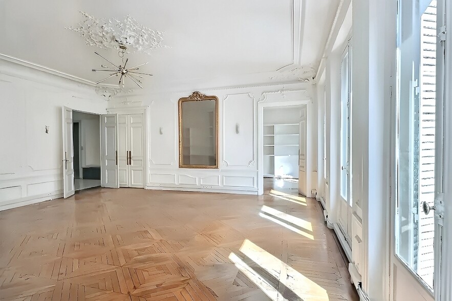 Office in Paris for lease - Building Photo - Image 3 of 11