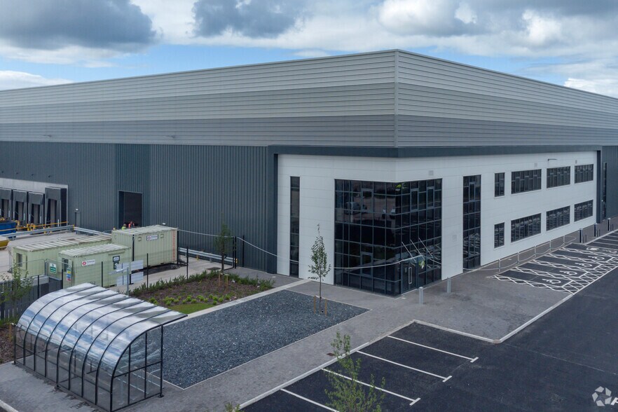 Gordon Banks Dr, Stoke On Trent à louer - Photo du bâtiment - Image 2 de 4