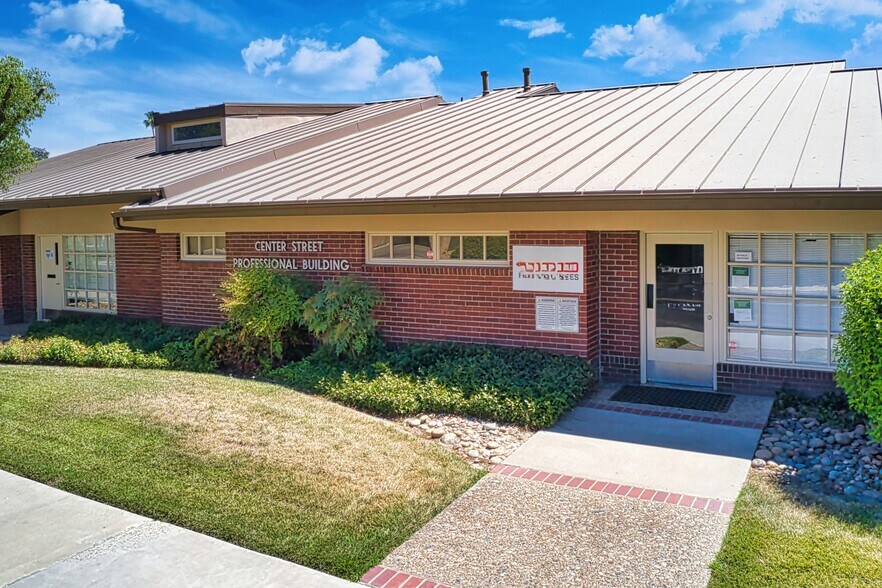 213 Center St, Hanford, CA à vendre - Photo du bâtiment - Image 3 de 9