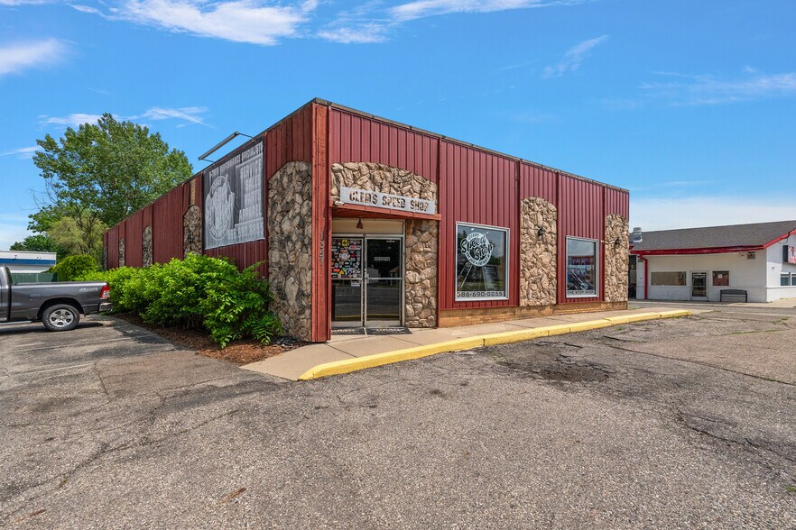 1357 S Gratiot Ave, Clinton Township, MI à vendre - Photo du bâtiment - Image 1 de 6