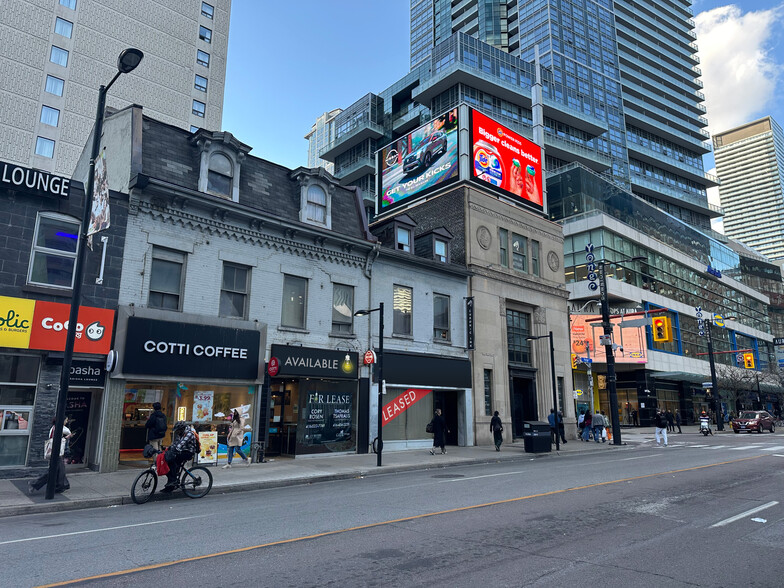 374A Yonge St, Toronto, ON for lease - Building Photo - Image 1 of 4