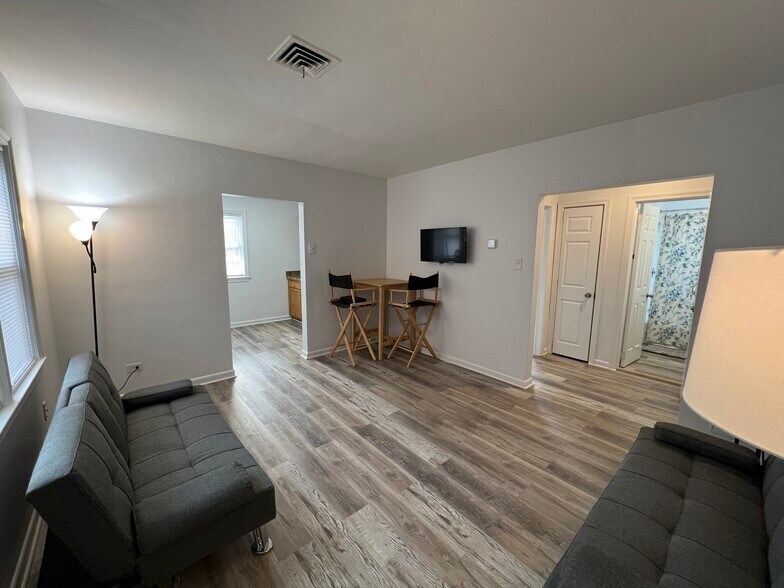 301 7th St SW, Charlottesville, VA à vendre - Photo du bâtiment - Image 3 de 9