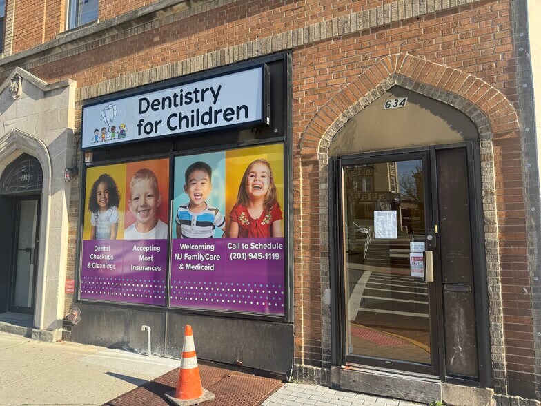 634 Anderson Ave, Cliffside Park, NJ à louer - Photo du bâtiment - Image 3 de 26